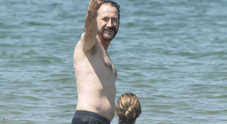 Lei si chiama stella, è la sua fidanzata dal 2013 ed ha 16 di meno all'attore (giallini ha 53 anni). Marco Giallini Al Mare Con La Fidanzata Stella Ma Il Paparazzo Li Fa Infuriare Foto