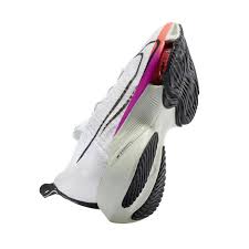 » pour un coureur chevronné, qui pratique de manière poussée il est même conseillé d'avoir une chaussure pour le fractionné sur piste, une chaussure sur route pour du court et du long, et une chaussure pour le trail. Une Impressionnante Nike Air Zoom Tempo Next Runner S World