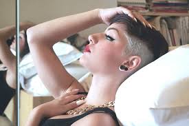 Capelli rasati da un lato "undercut/sidecut"