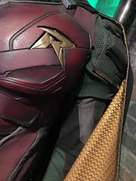 Titans Dc Daily Offers Look At Robin S Suit Reveals Amazing Detail Robin Suit Robin Cosplay Dc Universe