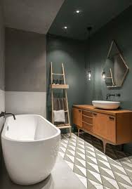Dunkle Farben Und Verschiedene Texturen Machen Diese Wohnung In Sankt Petersburg Aus Neueste Dek In 2020 Bathroom Freestanding Bathroom Interior Bathroom Inspiration