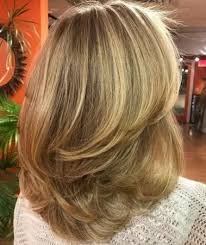 Bagi dua rambut arahkan semua kedepan lalu potong untuk patokan. 87 Model Model Rambut Layer Sebahu Paling Keren
