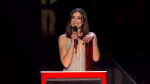 Une soeur, un frère, 2 regards christiane est partie à la capitale louis est rester à la terre ils nous parlent d'amour, de modernité, de liberté, d'enfance, de guerre. Tres Emue Dua Lipa Fait Monter Sur Scene Sa Soeur Et Son Frere Aux Brit Awards