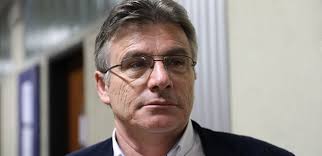 Vždyť je to zrádce. Emánek. Docent Jan Eichler zásadně promlouvá k volbám  ve Francii