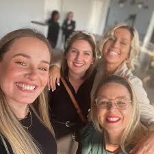 Lauri Burke (@live_love_laugh_with_lauri) · Instagram 照片和视频