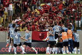 O flamengo tem mais 11 pontos e mais um jogo do que o palmeiras, segundo classificado. Em Maracana Lotado Gremio Vence Flamengo Com Gol No Final Do Jogo Jovem Pan