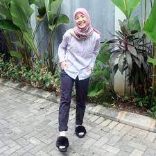 Fashion hijab casual modern dengan memakai celana jeans dan kemeja panjang dari tahun ke tahun menjadi pilihan gaya yang banyak diminati di kalangan remaja. 13 Style Elegan Seleb Berhijab Contekan Cewek Bertubuh Mungil