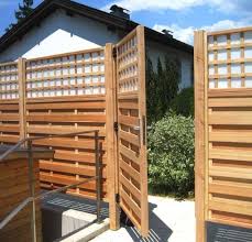 Der sichtschutz aus holz ist außerdem eine optisch schöne variante und fügt sich harmonisch in der paravent sichtschutz aus holz ist eine leicht aufzustellende trennwand, die keine montage. Sichtschutz Individuelle Losungen In Holz Exklusiv Vom Gartentischler