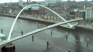 It spans the river tyne in england between gateshead millennium bridge. Verbinden Ohne Zu Trennen Die Choreografie Beweglicher Brucken Teil 2 Detail Magazin Fur Architektur Baudetail