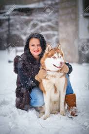 Jeune loup gris et vieux loup blanc. Jeune Femme Avec Un Chien Loup Dans Un Chien Husky A La Neige Banque D Images Et Photos Libres De Droits Image 70175823