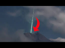 Las cámaras de seguridad en el monte merapi en indonesia, lograron captar un increíble fenómeno: Captan El Momento Exacto En Que Un Meteorito Cae Sobre El Volcan Mas Activo De Indonesia Internacional Noticias El Universo