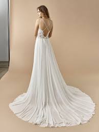 Das haus enzoani hebt sich auch in diesem jahr durch besonders schönes design und modisches verständnis hervor. Enzoani Brautkleid Kollektion Beautiful Bt20 06 Back Wir Sagen Ja