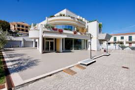 Casa singola di complessivi 320 mq c.a (compreso di vano scala), costituita da 4 piani fuori terra, composta da n. Casa In Vendita A San Benedetto Del Tronto Cod 27029