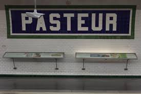 Pasteur Ligne 12 Exposition Consacree A La Medecine Des Panneaux Evoquent L Evolution De La Biologie Et De La Medecine Depu Paris Metro Metro Highway Signs
