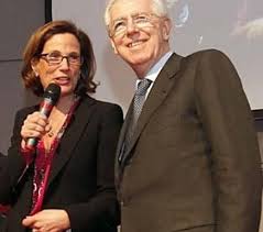 È gialla con un uomo in scafandro che maneggia. Egu Media Library Ilaria Capua And Mario Monti