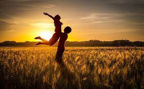 Download and use 6,000+ orang orang bahagia di rumah stock photos for free. Kebahagiaan Rumput Cokelat Cinta Orang Orang Bahagia Matahari Terbenam Wallpaper Hd Wallpaperbetter