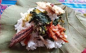 Nasi putih yang pulen ditemani dengan telur pedas, orek tempe, kentang balado, perkedel, juga dilengkapi dengan jagoan di nasi padang nih, yaitu rendang, daun singkong, dan tentunya sambal cabe ijo! Jualan Nasi Pecel Daun Jati Mbah Simah Madiun Raup Rp600 000 Rp1 Juta Hari