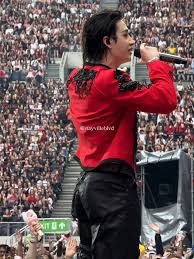 Definitely, this outfit is my absolute favorite—no doubt about it! 😍✨ •  dominATE TOUR 2025 ~ London • . . . . #BangChan #StrayKids