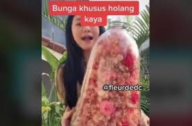 Denise chariesta (@denise.chariesta) on tiktok | 112m likes. Denise Chariesta Pamer Bunga Khusus Holang Kaya Netizen Auto Sinis Hitekno Com