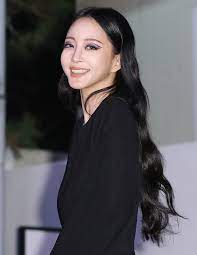 한예슬은 남자친구에 대해 예전 직업은 연극배우였고 가라오케에서 일을 했던 적이 있던 친구다. Srh3vhf730 0sm