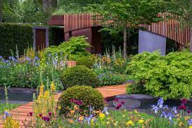 Like The Mixture Of Cedar Wood And Light Grey Colouring For The Landscape Chelsea Flower Chelsea Flower Show Planting Flowers