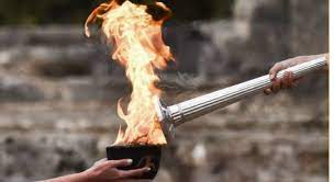 وفي حفل بسيط خلا من الاستعراضات التي رافقت الاحتفالات على مرّ تاريخ هذه الالعاب، واكب وصول الشعلة الاولمبية خمسة عازفين عزفوا ألحانا جذابة، تحت سقف يحميهم من رذاذ المطر أمام الإعلاميين وحفنة من الرسميين، وامام مدرجات خالية في الاستاد الاولمبي في كومازاوا في الضاحية. Ø§Ù„ÙŠØ§Ø¨Ø§Ù† ØªØªØ³Ù„Ù… Ø§Ù„Ø´Ø¹Ù„Ø© Ø§Ù„Ø£ÙˆÙ„Ù…Ø¨ÙŠØ© ÙÙŠ ØµÙ…Øª Ø¨Ø³Ø¨Ø¨ ÙƒÙˆØ±ÙˆÙ†Ø§ Ø§Ù„Ø±ÙŠØ§Ø¶ÙŠ Ù…Ù„Ø§Ø¹Ø¨ Ø¯ÙˆÙ„ÙŠØ© Ø§Ù„Ø¨ÙŠØ§Ù†