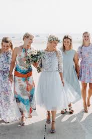 Braut Im Kurzen Brautkleid Mit Brautjungfern Brautjungfer Outfit Braut Brautkleid