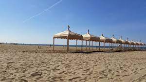 Il bagno patrizia è un elegante ed accogliente stabilimento balneare situato in versilia, a lido di camaiore. La Spiaggia Bild Von Bagno Patrizia Lido Di Camaiore Tripadvisor