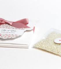 El arrojar arroz sobre los novios a la salida de la iglesia es una tradición que se cree originaria de y es que el lazo entre las ceremonias de matrimonio y los granos de arroz y otros cereales no es. Cajas Boda Con Arroz Con Detalle