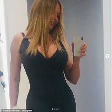 Carol vorderman and daughter katie king sighting at the grosvenor house on november 8, 2010 in london, england. Carol Vorderman 59 Displays Her Hourglass Curves In A Figure Hugging Dress Aktuelle Boulevard Nachrichten Und Fotogalerien Zu Stars Sternchen