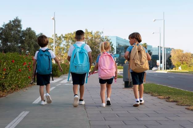 Kids with backpacks Images - Free Download on Magnific (formerly Freepik)