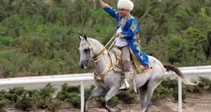 Strategiya.az - Президент Туркменистана покатался на коне и велосипеде