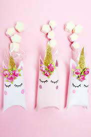 Als erstes packst du das geschenk in einen bogen tonpapier ein. Einhorn Schachtel Aus Klopapierrollen Falten Diy Geschenkverpackung