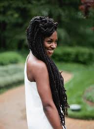 Coiffure chic avec des mèches et une frange plus longue 20 Coiffures De Mariee Pour Cheveux Afro