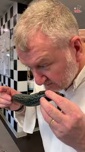 Le chef doublement étoilé au Guide Michelin, Christophe Dufossé, à la tête  du Château de Beaulieu, nous partage ses astuces de chef ! Ce mois-ci,  comment choisir un poisson frais !