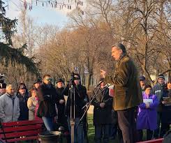 Lázár jános egy padon állva találkozott az emberekkel, ahol olyasmiket mondott, hogy gyűlöletből nem lehet építeni, mi országépítő politikusok vagyunk fideszesként. Lazar Janos Hivatalos Oldala Photos Facebook