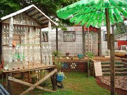 Recyclage Des Maisons Incroyables Construites Avec Des Bouteilles En Plastique Bouteille Plastique Maison Ecologique Maisons Incroyables