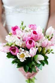 Hochzeitsstrauß aus rosen, lilien und freesien in pink & weiß. Kleiner Hochzeitsstrauss In Weiss Und Rosa Tulpen Und Freesien Ideen Fur Fruhlingshochzeit Blumenstrauss Hochzeit Tulpen Hochzeit Fruhlingshochzeit Blumen
