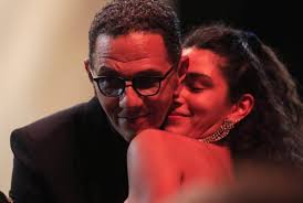 C'est en revanche la toute première avec benoît poelvoorde, l'autre « héros » du film, qui fait donc ici son entrée dans l'univers du réalisateur. Roschdy Zem Chaudement Felicite