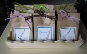 Scopri la bomboniera matrimonio in versione carta piantabile e fiori&piante! Sacchetto In Carta Riciclata Con Semi Di Erbe Aromatiche Fai Da Te E Hobby Bomboniera Idee Carine