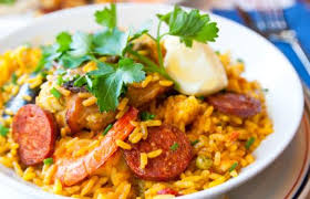 La Paella Est Un Plat Succulent Parfume De Safran Dore Et Des Aromes Conjugues Du Poulet Easy Rice Recipes Chicken And Sausage Jambalaya Clean Eating Recipes