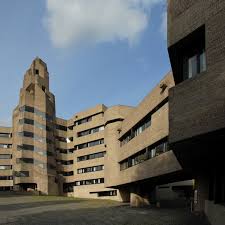 Máximo galardón de esta especialidad, comparable al premio nobel su obra va de lo simple a lo complejo, con muchos tipos diferentes de materiales. Spotlight Gottfried Bohm Archdaily