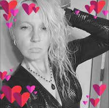 Where does everyone mount their phone while driving?