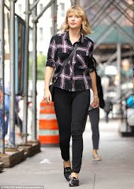 Taylor swift returned to saturday night live for her first live tv appearance since the release of her new album reputation this week. Cara Delevigne And Dakota Johnson Facetime With Taylor Swift Daily Mail Online