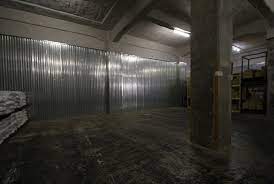 storage b yard 物流の最前線で稼働している倉庫を撮影スタジオとしてご利用いただけます storage a と同様 首都高 子安出入口からも近く 機材の運搬やロケバスを伴う車での移動時にもラクラク 子安駅からも徒歩10分と電車でのアクセスも良好です 倉庫の玄関