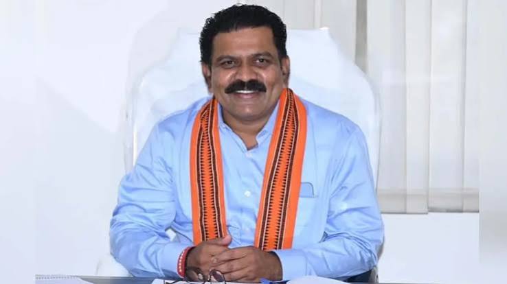 नक्सलवाद के खात्मे के बाद बड़ा फैसला : बस्तर के 116 नेताओं की सुरक्षा में होगी कटौती, गृह विभाग जल्द जारी करेगा आदेश - Haribhoomi