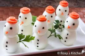 These edible christmas wreaths are a similar idea to the reindeer rice krispie treats but instead use cornflakes. 13 Cute And Healthy Christmas Snacks For Kids