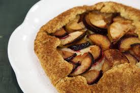 Daha önce de size badem kaplı ve şeftalili galette tarifini vermiştim. Elmali Ve Erikli Galette Arda Nin Mutfagi