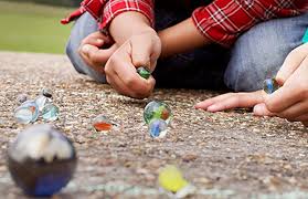 Diciendo gallina y haciendo lo mismo con sus pies. Los 6 Mejores Juegos De Canicas Para Ninos Originales
