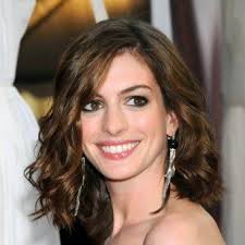 Anne Hathaway Coupe Carre Long Degrade Boucle Cosmopolitan